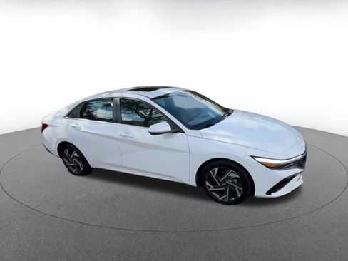 Used 2025 Hyundai Elantra SEL image 2