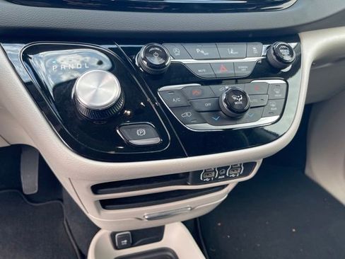 Used 2024 Chrysler Pacifica Touring-L FWD image 24
