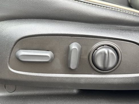 Used 2022 Chevrolet Traverse Premier image 21