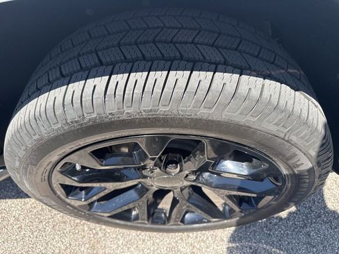 Used 2023 GMC Yukon XL SLT w/ SLT Luxury Package image 9