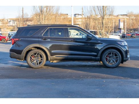 Used 2025 Ford Explorer ST-Line w/ ST-Line Street Pack image 2