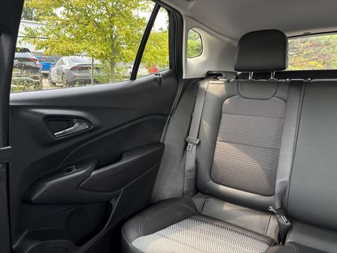 Used 2025 Chevrolet Trax LT w/ LT Convenience Package FWD image 39