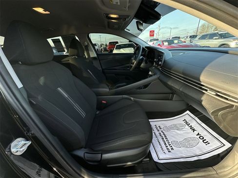 Used 2023 Hyundai Elantra SEL w/ Preferred Accessory Package image 23