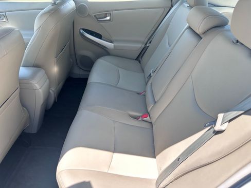 Used 2015 Toyota Prius Four w/ Preferred Accessory Package FWD image 6