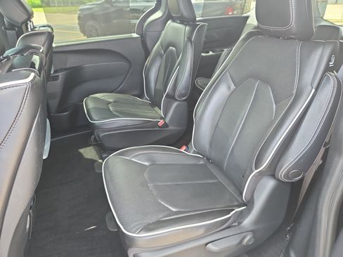 Used 2021 Chrysler Pacifica Limited w/ Uconnect Theater Family Group FWD image 7