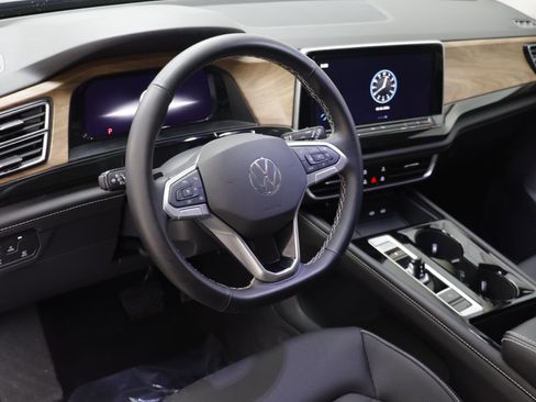 Used 2025 Volkswagen Atlas SE w/ Black Wheel Package image 6