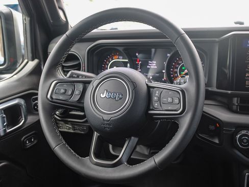 Used 2025 Jeep Wrangler Unlimited Rubicon AWD/4WD image 16