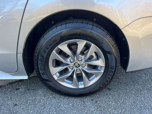Used 2021 Toyota Sienna XLE image 35