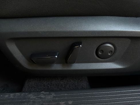 Used 2025 Nissan Rogue SV FWD image 11