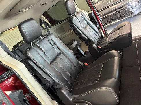 Used 2011 Chrysler Town & Country Touring-L w/ Driver Convenience Group image 22