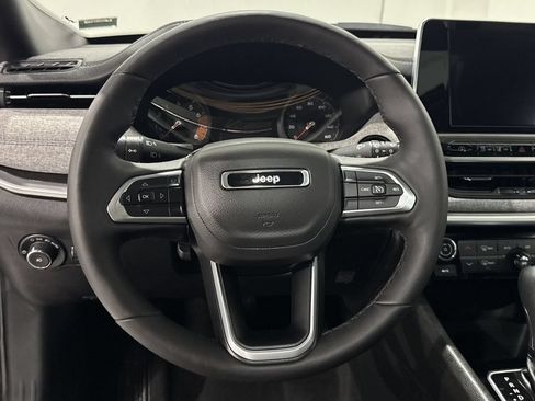 Used 2025 Jeep Compass Latitude w/ Sun & Sound Group AWD/4WD image 6