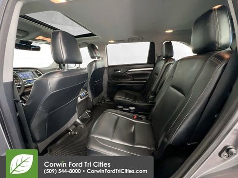 Used 2018 Toyota Highlander XLE AWD/4WD image 26