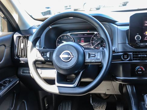 Used 2025 Nissan Pathfinder S FWD image 18