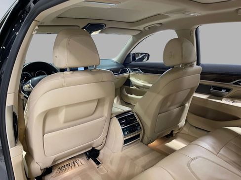 Used 2018 BMW 740i image 22