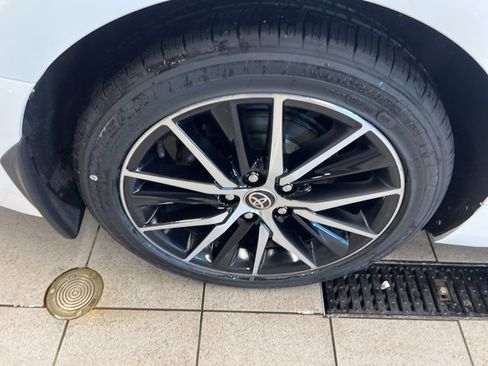 Used 2021 Toyota Camry SE w/ Cold Weather Package image 10