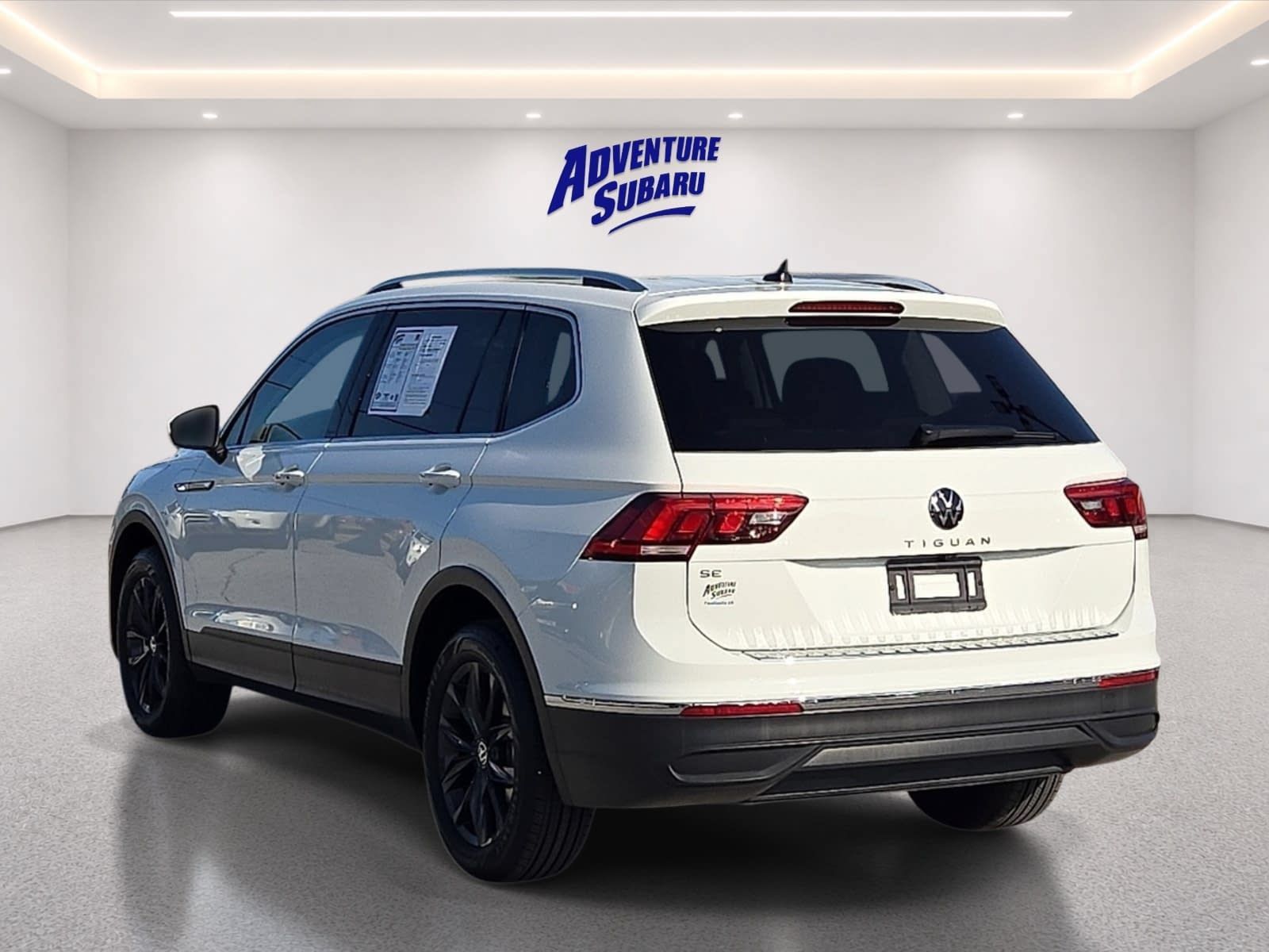 Used 2024 Volkswagen Tiguan SE w/ Panoramic Sunroof Package FWD image 5