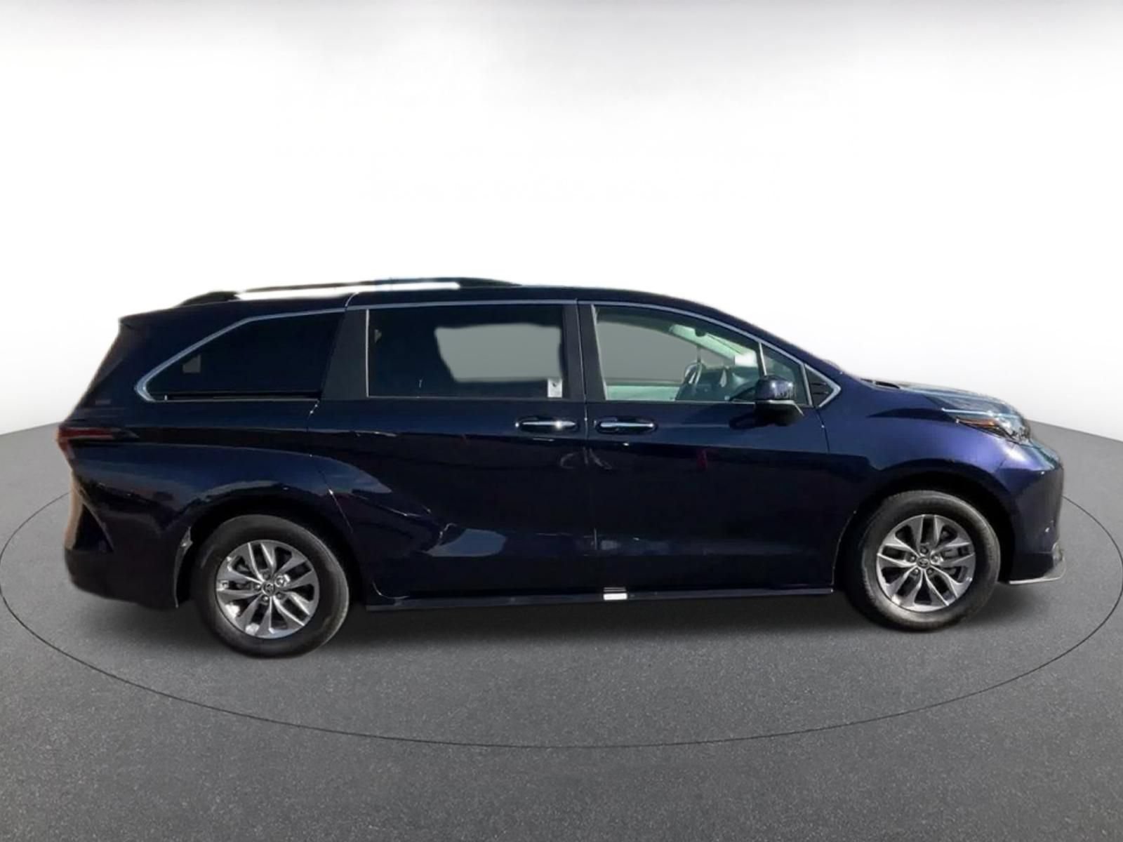 Used 2025 Toyota Sienna XLE FWD image 15