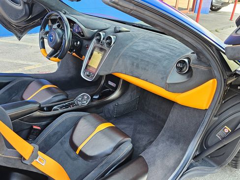 Used 2019 McLaren 570S Spider image 34