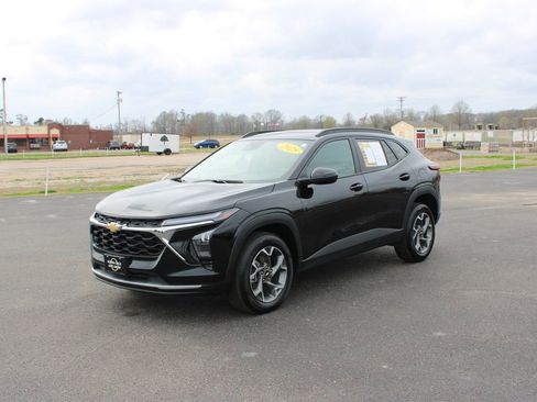 Used 2025 Chevrolet Trax LT w/ LT Convenience Package image 4