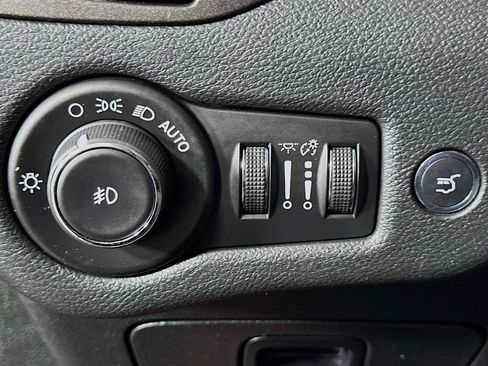 Used 2019 Jeep Cherokee Trailhawk w/ Comfort/Convenience Group AWD/4WD image 17