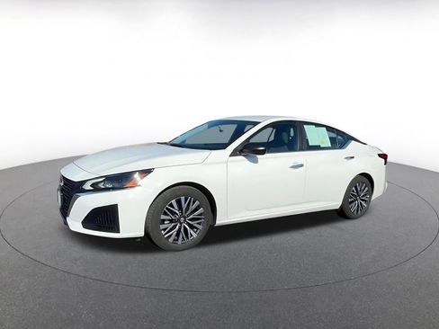 Used 2025 Nissan Altima 2.5 SV FWD image 8