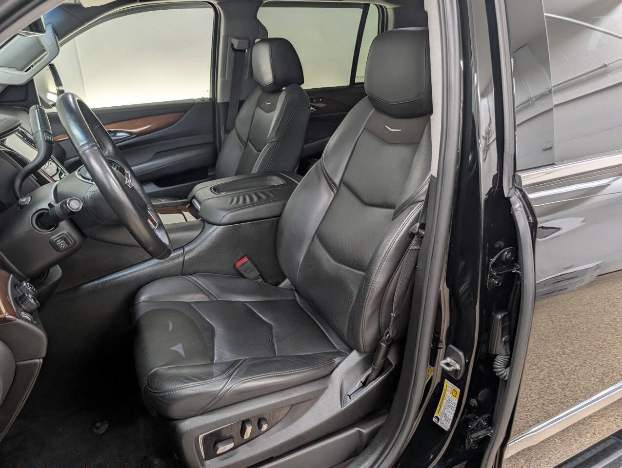 Used 2018 Cadillac Escalade Premium Luxury AWD/4WD image 7