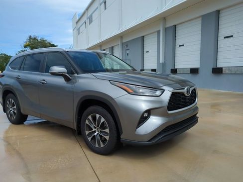 Certified 2025 Toyota Highlander XLE FWD image 3
