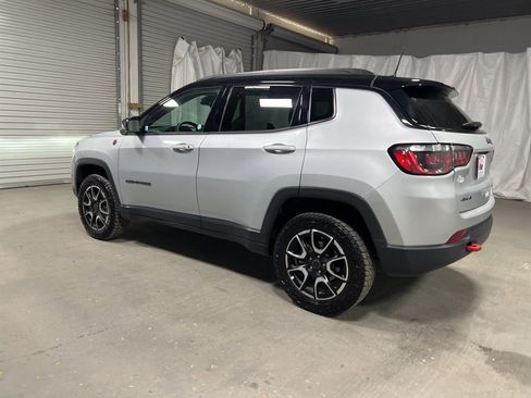 Used 2025 Jeep Compass Trailhawk image 5