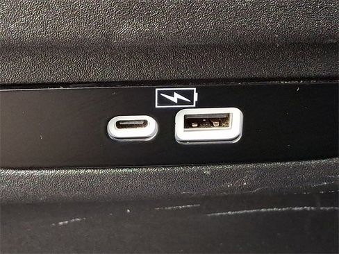 Used 2023 Chrysler Pacifica Touring-L image 11