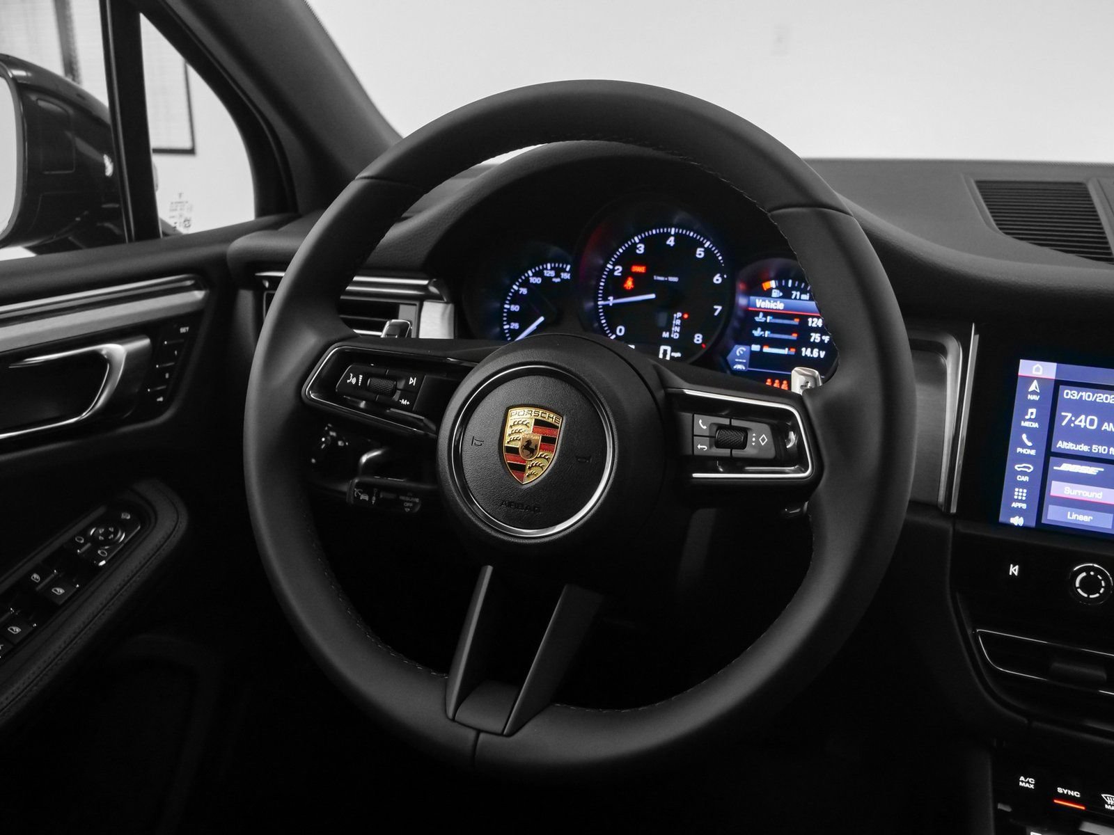 Certified 2025 Porsche Macan AWD/4WD image 27