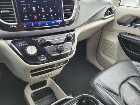 Used 2022 Chrysler Pacifica Touring-L image 32