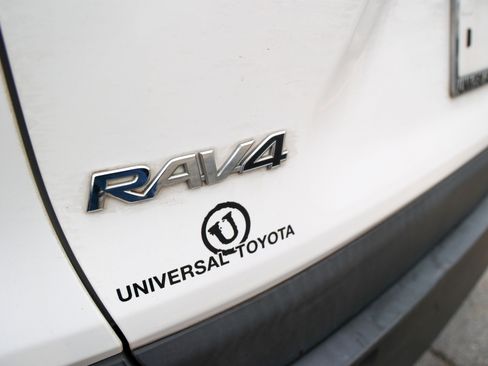 Used 2021 Toyota RAV4 LE FWD image 11