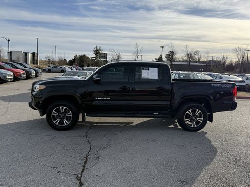Used 2016 Toyota Tacoma TRD Sport image 4