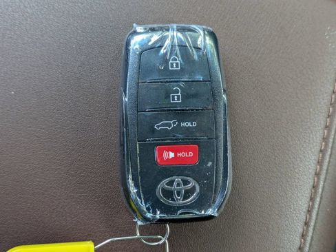 Used 2024 Toyota Venza XLE AWD/4WD image 28