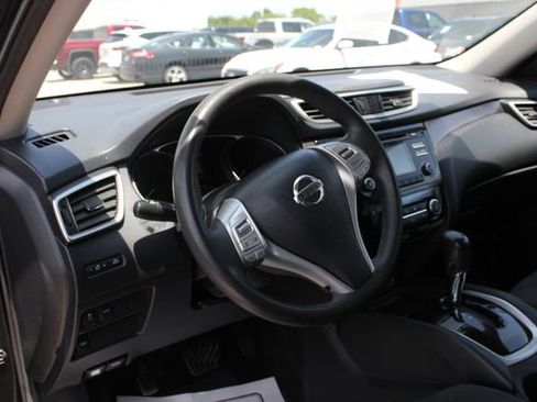 Used 2015 Nissan Rogue SV FWD image 2