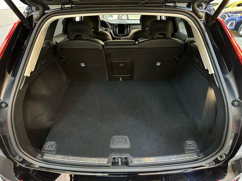 Used 2025 Volvo XC60 B5 Plus image 12