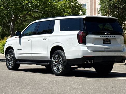 Used 2025 Chevrolet Suburban Z71 AWD/4WD image 7