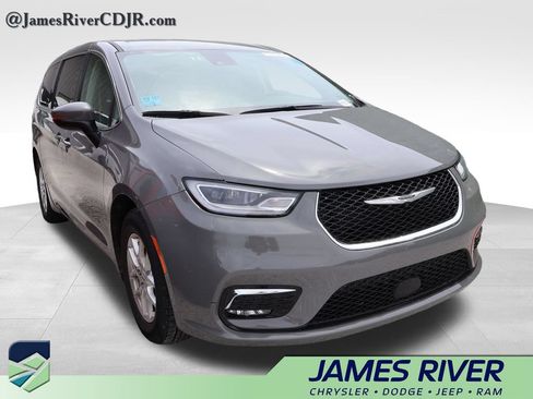 Used 2023 Chrysler Pacifica Touring-L FWD image 11