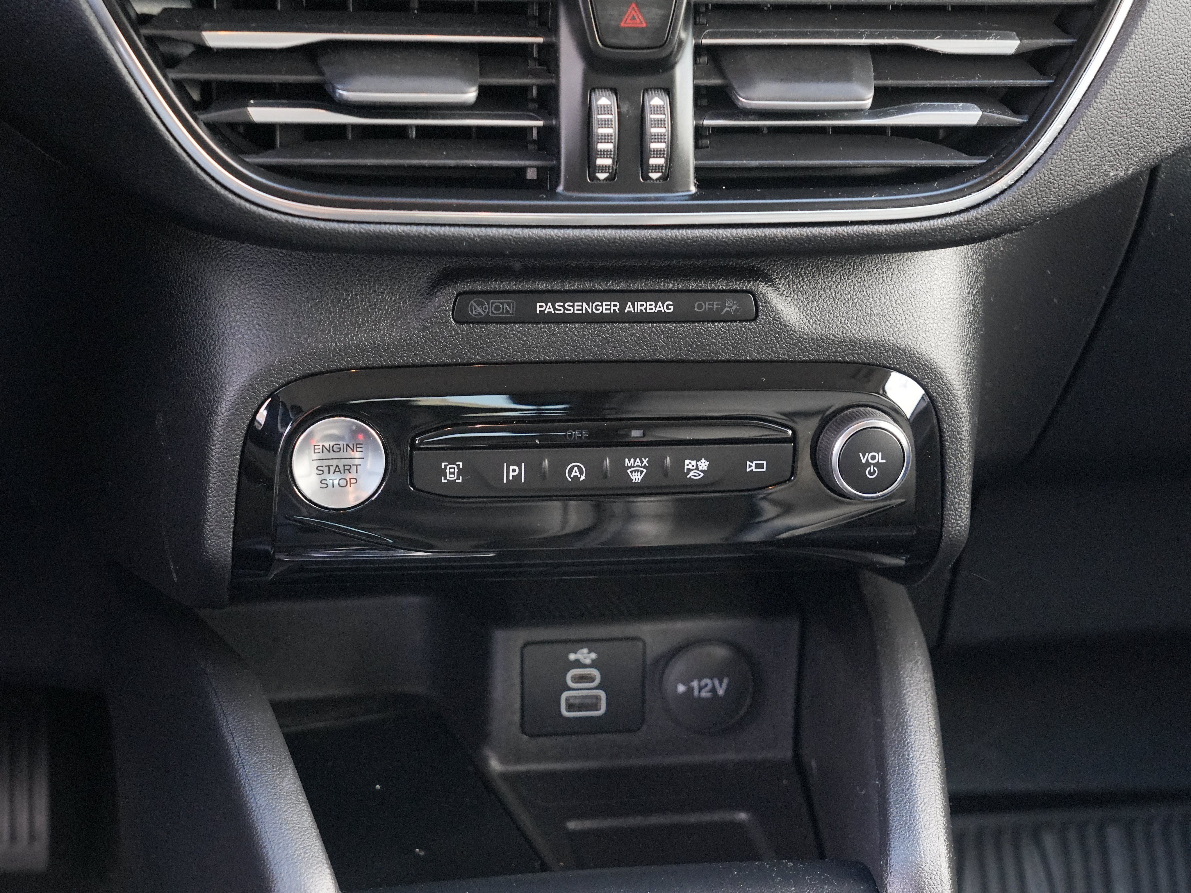Used 2025 Ford Escape Platinum w/ Premium Technology Package AWD/4WD image 26