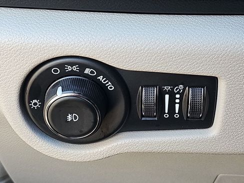 Used 2024 Chrysler Pacifica Touring-L image 27