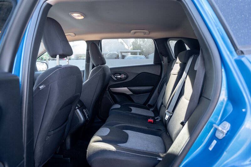 Used 2018 Jeep Cherokee Latitude w/ Altitude Package FWD image 15