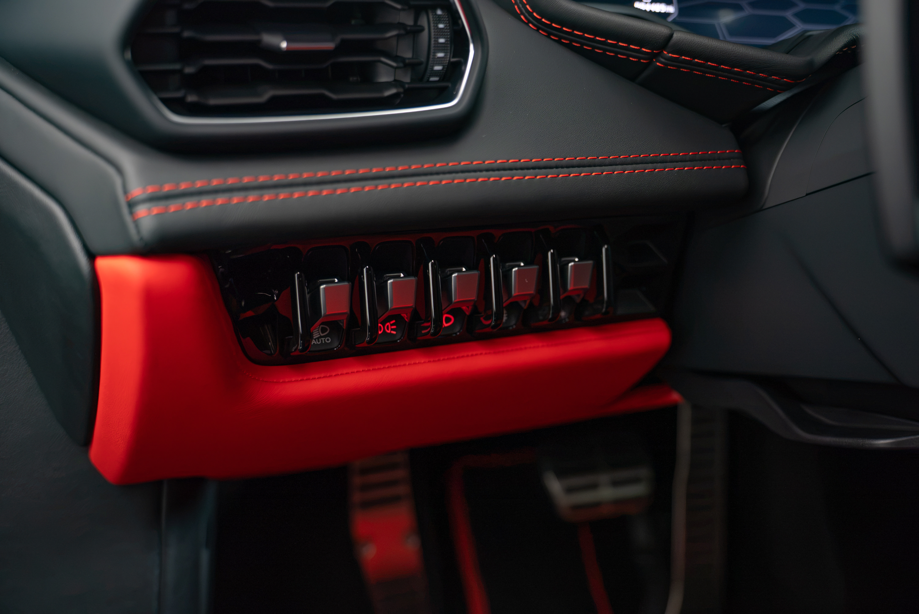 Used 2021 Lamborghini Huracan EVO RWD image 12