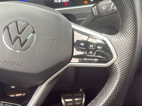 Used 2023 Volkswagen Tiguan SE R-Line image 11