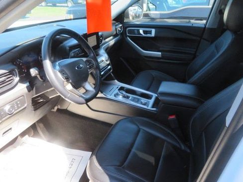 Used 2021 Ford Explorer XLT w/ Equipment Group 202A image 5
