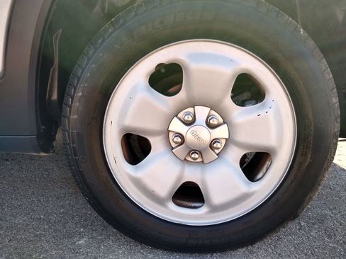 Used 2015 Jeep Cherokee Sport image 33