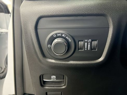 Used 2025 Jeep Grand Cherokee Altitude AWD/4WD image 18