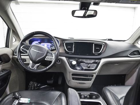 Used 2018 Chrysler Pacifica Touring-L Plus image 25