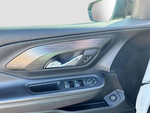 Used 2023 GMC Terrain SLE w/ Driver Convenience Package image 9