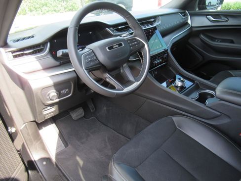 Used 2025 Jeep Grand Cherokee L Laredo RWD image 16