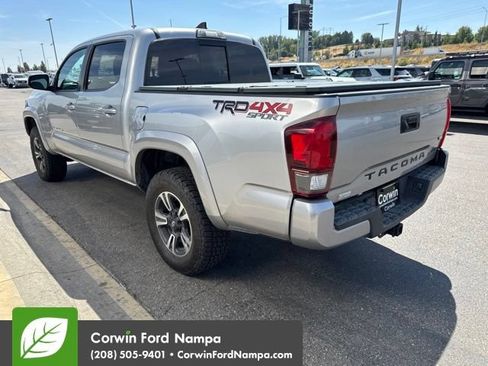 Used 2018 Toyota Tacoma TRD Sport AWD/4WD image 4
